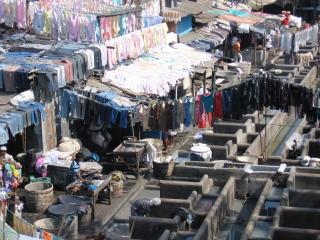 E' una nota lavanderia all'aperto di Mumbai, in India. Le rondelle, conosciuta localmente come Dhobis, opera a cielo aperto per lavare i vestiti dagli alberghi e ospedali di Mumbai._4